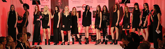 Die Finalistinnen des Supermodel by V. Kern Contests in München am 06.02.2016 (©Foto: Martin Schmitz)